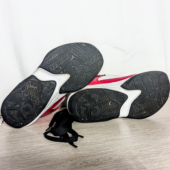 Nike Air Jordans Max Aura 3 Red White and Black Youth Size 5.5 - Picture 3 of 8